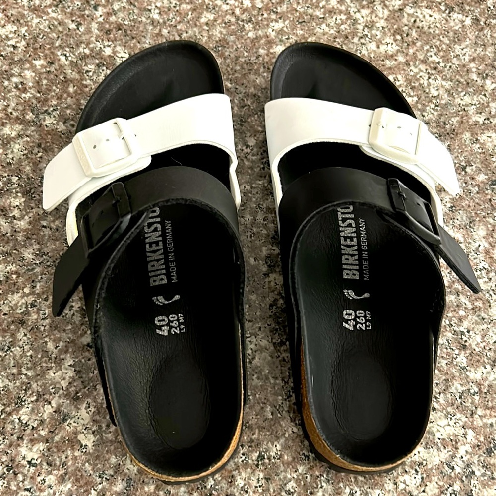 NWOT black and white women’s Birkenstock sandals